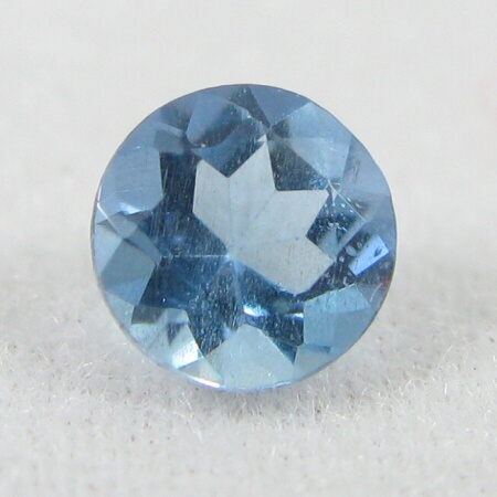 ok. 0,22ct /1szt. - PIĘKNY AKWAMARYN NAT.- kalibr. 4,0x4,0/2,5mm okrągły ok. 0,22ct /1szt. - PIĘKNY AKWAMARYN NAT.- kalibr. 4,0x4,0/2,5mm okrągły