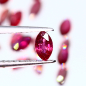 ok. 0,14ct/szt. -ROYAL RED (CZERWIEŃ KRÓLEWSKA) - NAJCENNIEJSZY ODCIEŃ RUBIN NAT.- 4,2x2,2/1,6mm (+/-0,2mm) markiza