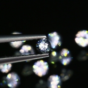 ok. 0,075ct/szt. -BIAŁY CEJLOŃSKI SZAFIR NAT.- d2,3mm okrągły