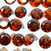 ok. 0,35225ct/szt. -RUBINOWY GRANAT NAT.- d4,0/2,5mm okrągły