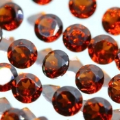 ok. 0,35225ct/szt. -RUBINOWY GRANAT NAT.- d4,0/2,5mm okrągły